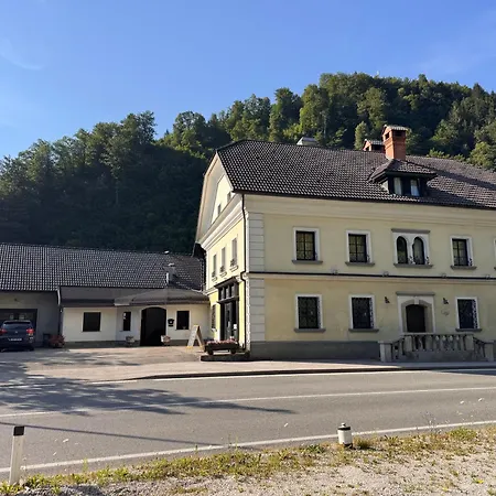 Baroque Alpine Retreat At The Historic Premetovc Appartamento
