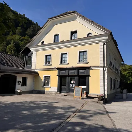 Appartamento Baroque Alpine Retreat At The Historic Premetovc